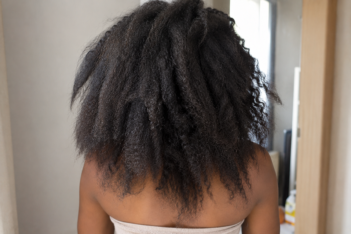 L'huile Maskriti convient-elle vraiment à tous les types de cheveux et de peau ?